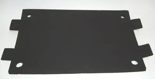 Schwarze Isolierplatte mit Ausschnitten und abgerundeten Ecken, möglicherweise für den Einsatz in Daikin Wärmetauschern.